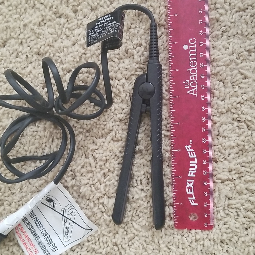 Small travel straightener